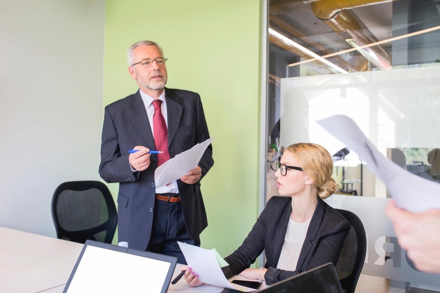 Familie beim gemeinsamen Budgetplanen am Küchentisch