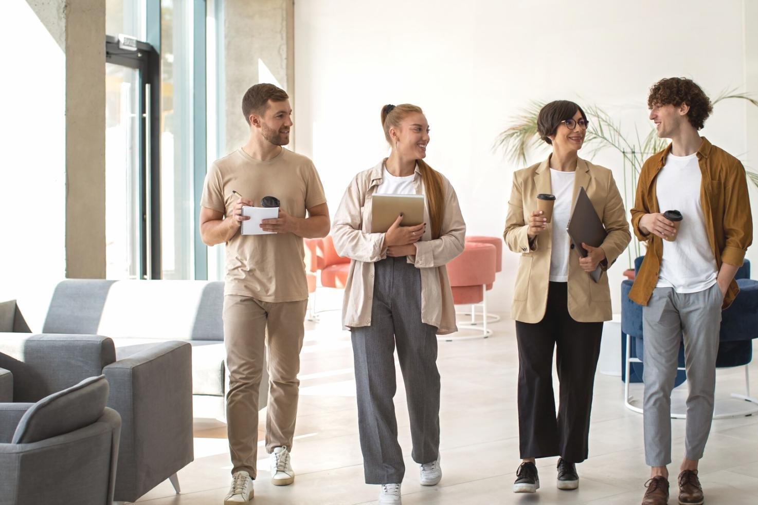 Familie beim gemeinsamen Planen des Haushaltsbudgets am Küchentisch