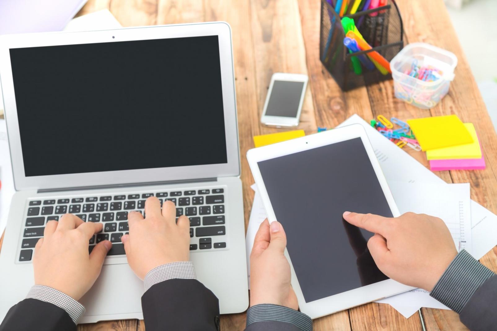 Ordentlich sortierte Familienfinanzen mit Dokumenten und Taschenrechner