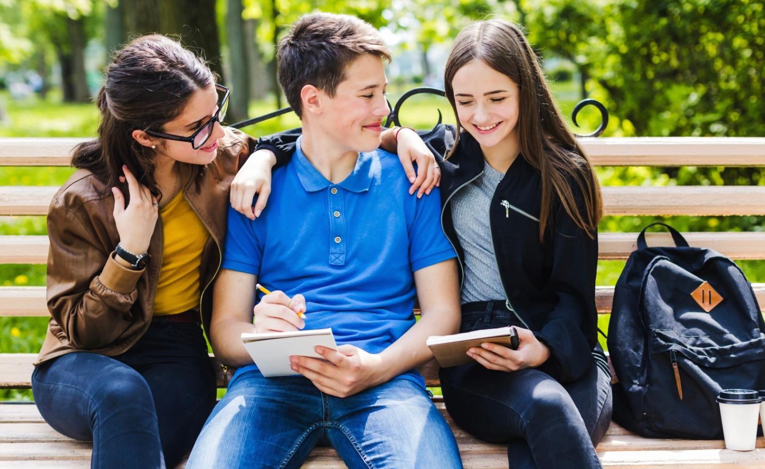 Familie beim gemeinsamen Finanzgespräch